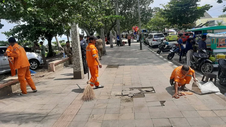 Ramai Wisatawan, Petugas Kebersihan Kerja Ekstra di Pantai Padang