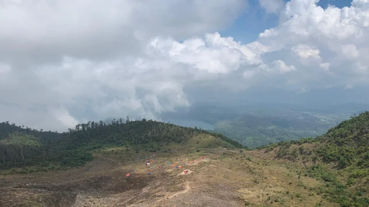 Berkemah di Puncak Gunung Talang Menikmati Keindahan Pagi