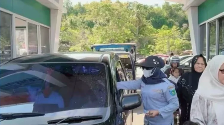 Wisatawan Padati Pantai Carocok Painan, Retribusi Parkir Meningkat