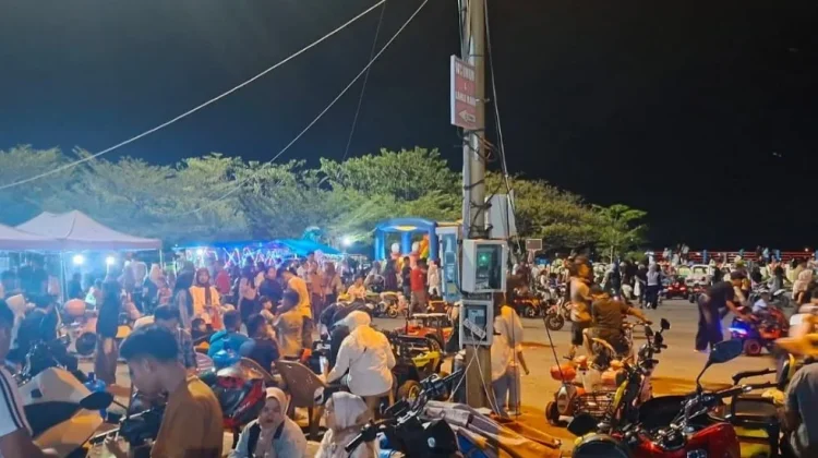 Kunjungan Wisatawan Melonjak di Pantai Carocok Painan