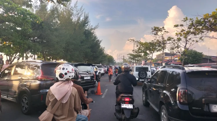 Pantai Padang Tetap Ramai Pengunjung H+5 Lebaran 2026