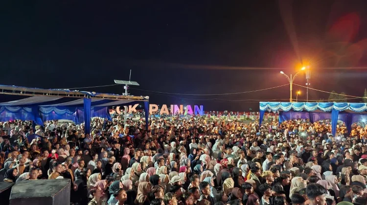 Lonjakan Kunjungan Wisatawan ke Pantai Carocok Pesisir Selatan