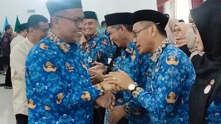 Sekdaprov Sumbar Arry Yuswandi Lantik 44 Pejabat Baru