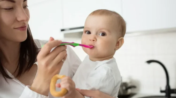 Bayi Menelan dan Bernapas secara Bersamaan sebelum Usia Enam Bulan