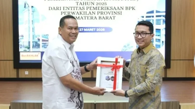 Wali Kota Yota Balad Serahkan LKPD Kota Pariaman TA 2025