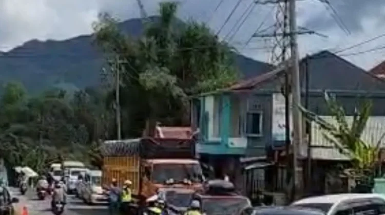 Pembatasan Berakhir, Kendaraan Sumbu Tiga Wajib lewat Sitinjau Padang
