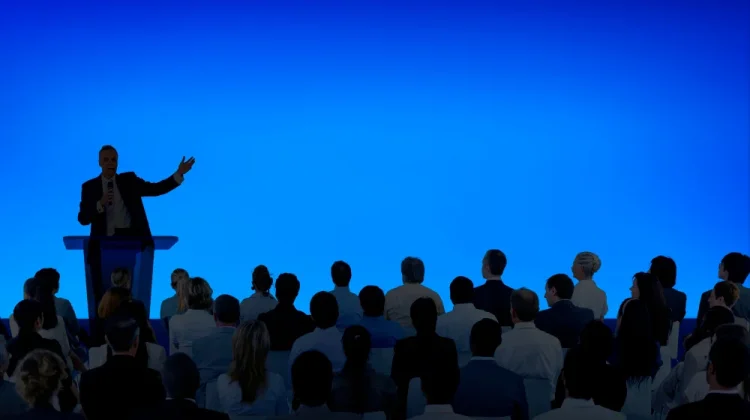 Membangun Relasi dengan Kemampuan Public Speaking