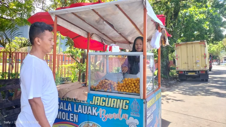 Penjualan Sala Lauak dan Perkedel Bentor Laris Manis di Padang