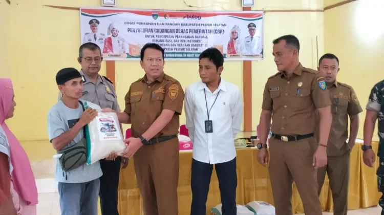 Pemkab Pessel Salurkan Cadangan Beras CBP Bagi Warga Huntara