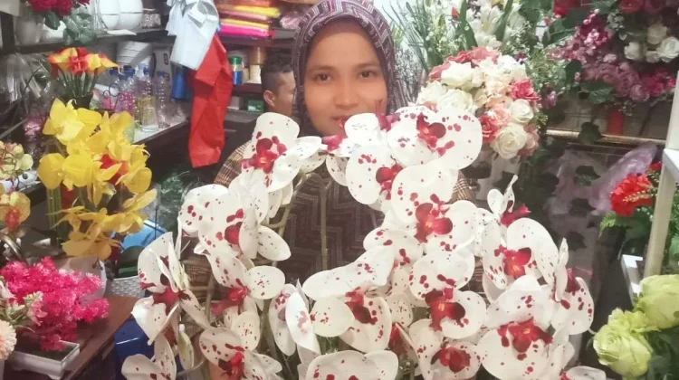 Pedagang Bunga Artificial di Sumbar Keluhkan Penurunan Omzet
