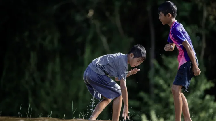 Membangun Karakter Anak agar Lebih Suka Menolong Orang Lain