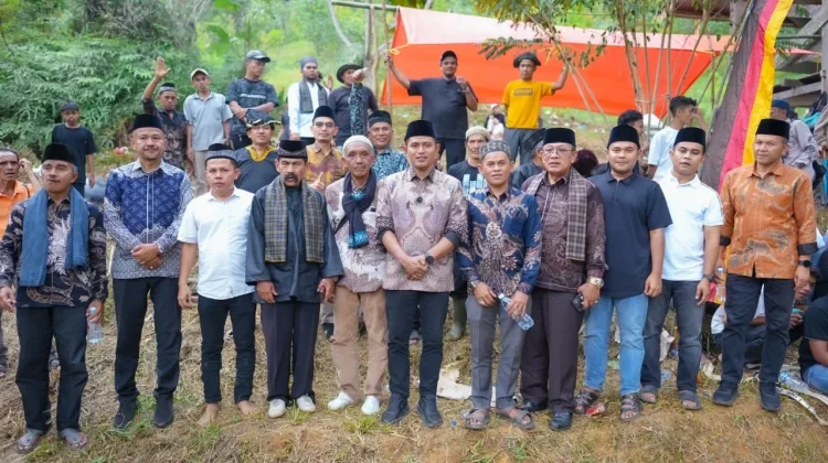 Bupati Solok Hadiri Tradisi Lapeh Kawua dan Tolak Bala di Nagari Simanau
