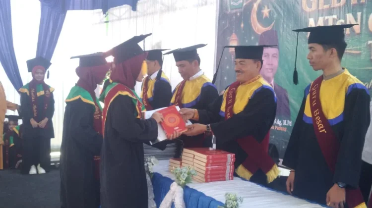 MTsN 6 Padang Wisuda Tahfiz Al Quran