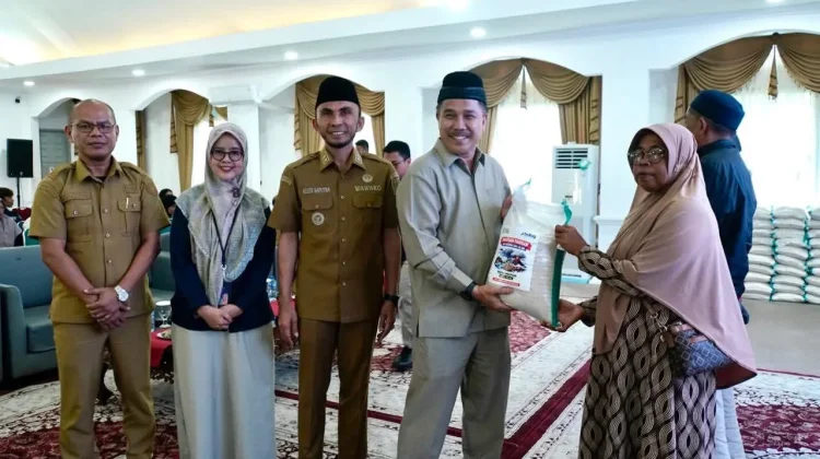 34 KK Terdampak Bencana di Padang Panjang Terima Bantuan Beras