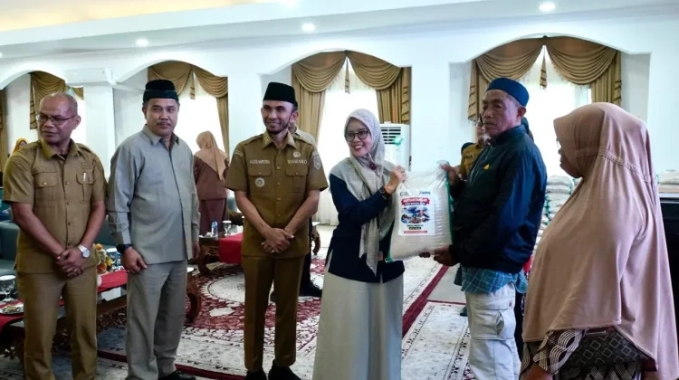 Warga Terdampak Bencana Padang Panjang Terima Bantuan Beras
