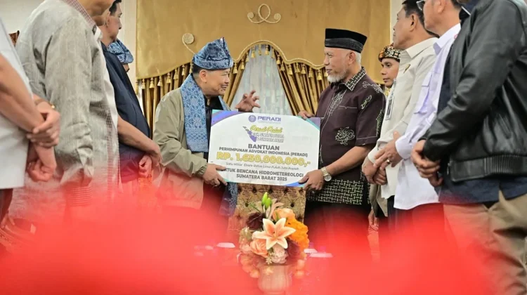 Gubernur Mahyeldi Menerima Secara Simbolis Bantuan Rp1,6 Miliar dari PERADI