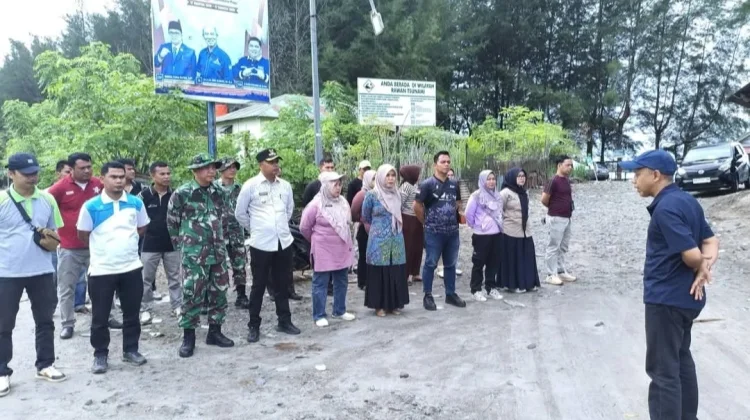 Pemkab Pasbar Bersihkan Pantai Sasak Pascalebaran