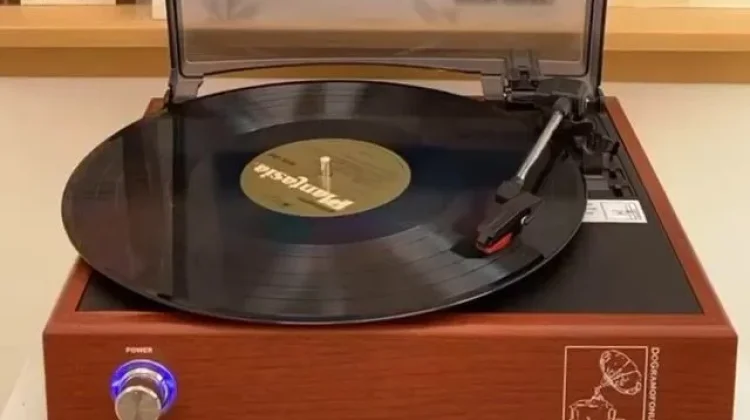 Piringan Hitam yang Terbuat dari Vinyl