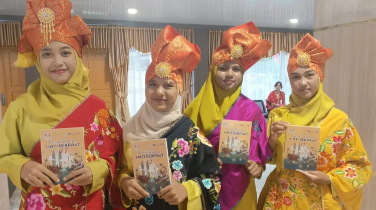 Komunitas Penyala Literasi Sumbar Luncurkan Buku Festival Pantun ASEAN