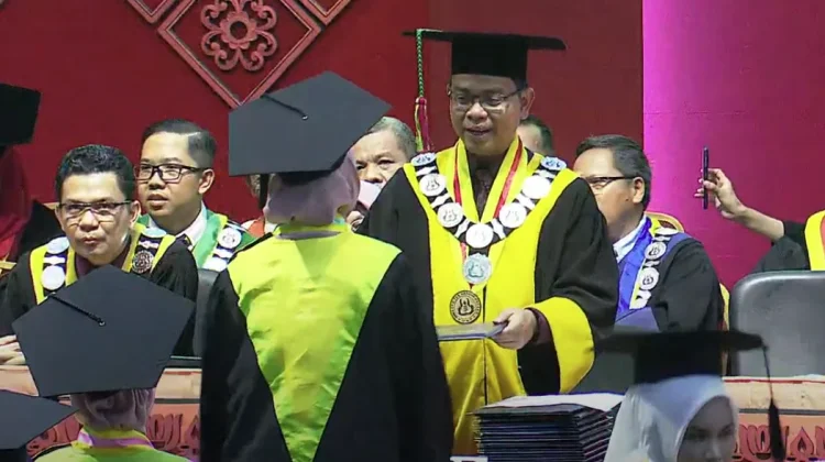 Lulusan UNP Diminta Terus Belajar Hadapi Tantangan Global