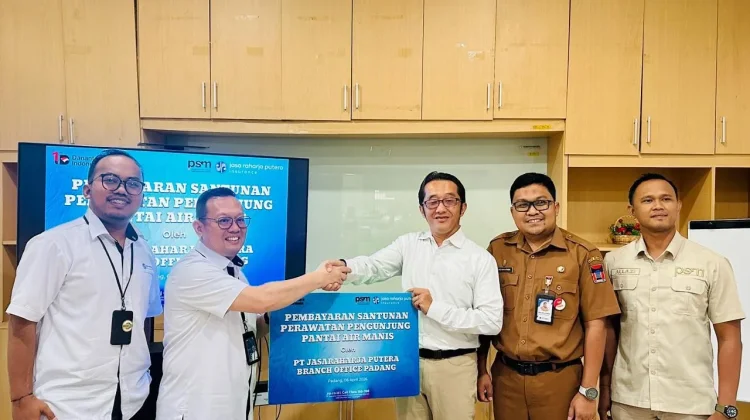 Pengunjung Pantai Air Manis Alami Kecelakaan Diberi Santunan Perawatan