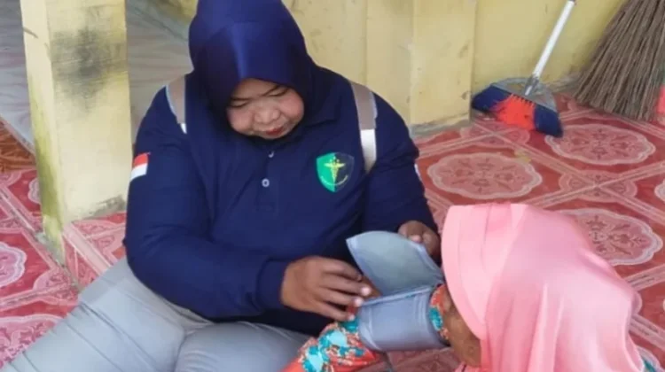 Biddokkes Polda Sumbar Berikan Layanan Kesehatan Korban Banjir Padang