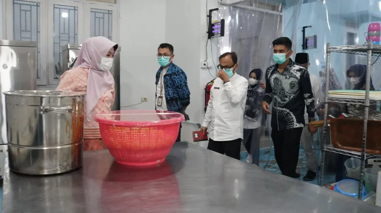 Ketua TP-PKK Tinjau Dapur MBG di Padang Panjang Timur