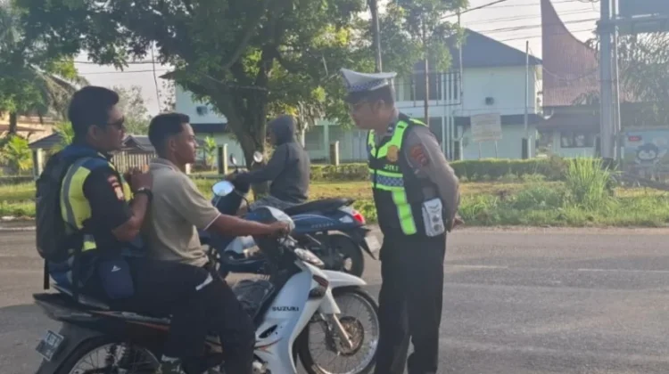Polisi Sektor Pulau Punjung Gelar Pelayanan di Persimpangan Jalan