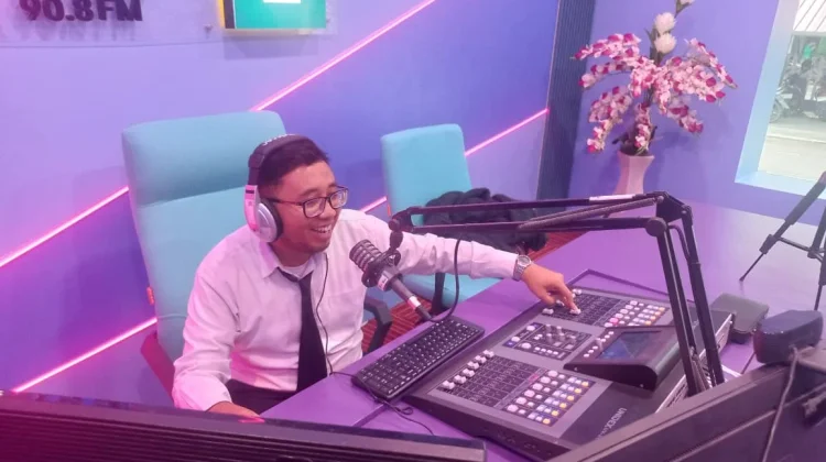 Tips Menjaga Kesehatan Suara bagi Pekerja yang Mengandalkan Vokal