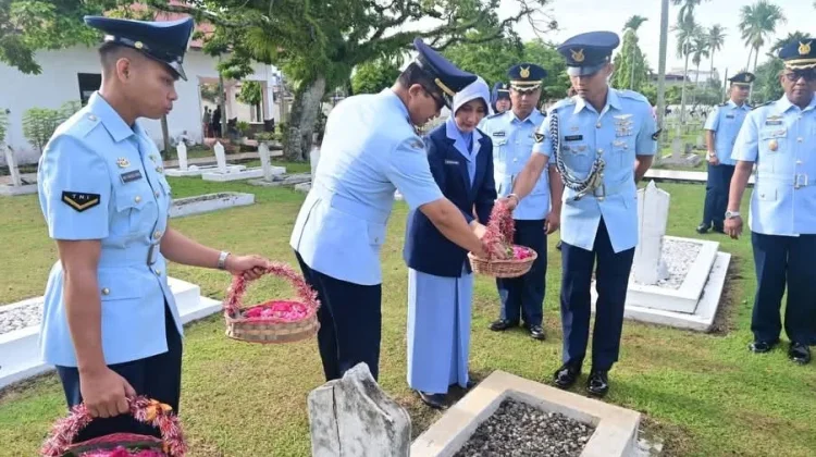 Danlanud Sutan Sjahrir Pimpin Ziarah Rombongan di TMP Kusuma Negara Padang