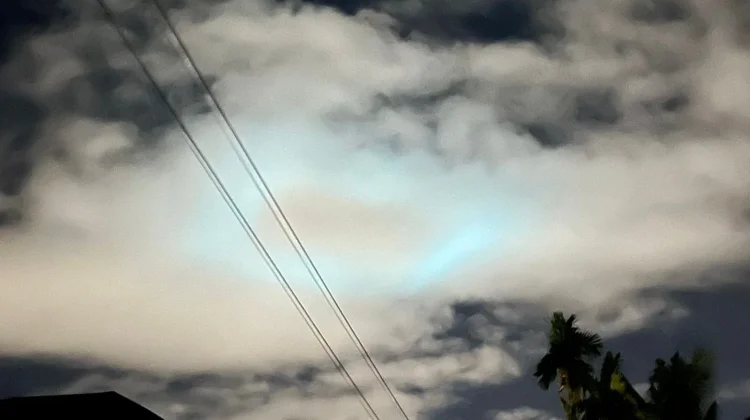 Fenomena Awan Berwarna Malam Hari