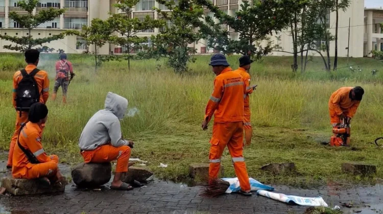 DLH Padang Kerahkan Petugas Bersihkan Kawasan Balai Kota
