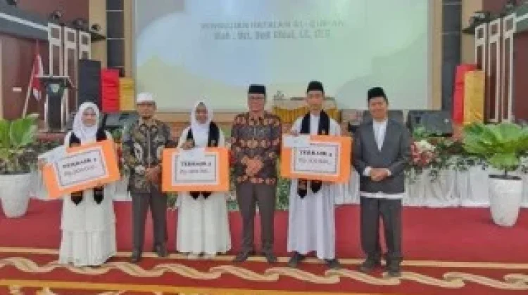 Ratusan Siswa MTsN 1 Pesisir Selatan Ikuti Wisuda Tahfiz