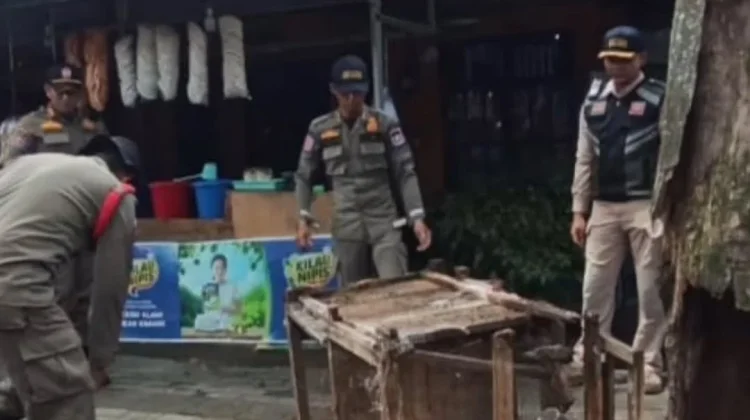 Reklame di Fasilitas Umum Ditertibkan, Warga Soroti Minimnya Sosialisasi