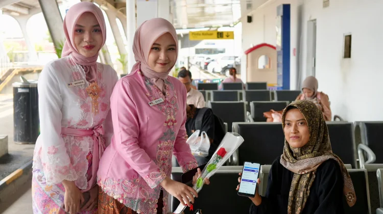 Sapa Kartini 2026, KAI Divre II Sumbar Apresiasi Penumpang Perempuan