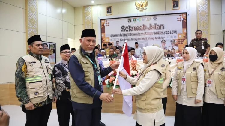Prioritaskan Kenyamanan Jemaah Rentan, Gubernur Sumbar Lepas Kloter Perdana Haji