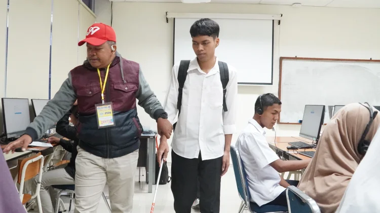 Layanan Inklusif UNP Buka Jalan Peserta Disabilitas Netra Ikuti UTBK