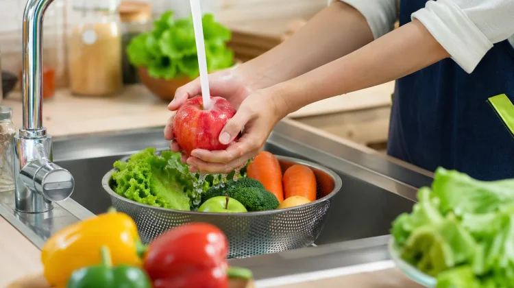 Tips Aman Mencuci Buah dan Sayuran untuk Kurangi Residu Pestisida