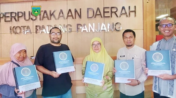 Warga Padang Panjang Sumbangkan Al-Qur’an Braille ke Perpustakaan Daerah