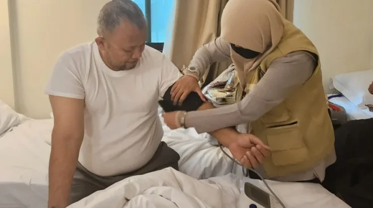 Petugas Kloter 1 Embarkasi Padang Cek Kesehatan Calon Jemaah di Kamar