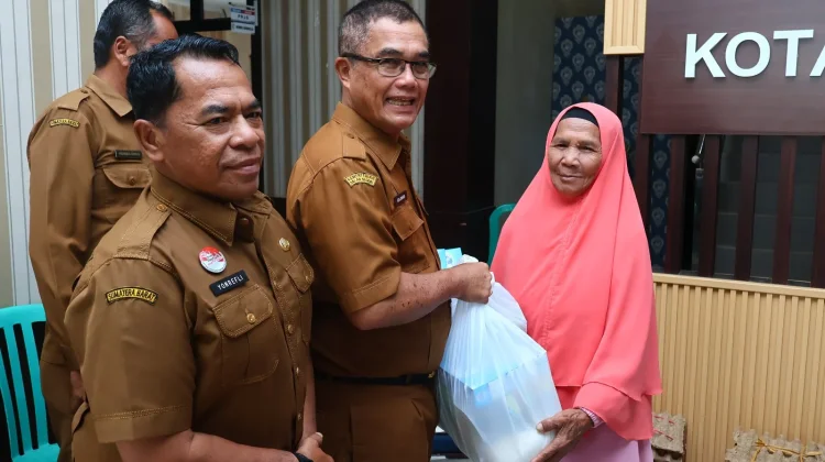 Pemko Payakumbuh Serahkan Bantuan Permakanan Triwulan Pertama