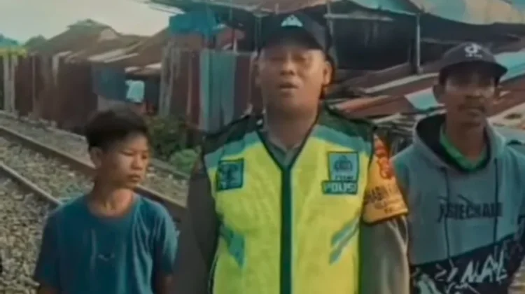 Polsek Lubuk Begalung Padang Amankan Perlintasan Rawan Kecelakaan Kereta Api