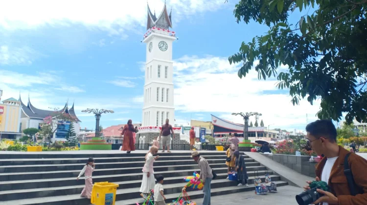 Detak Abadi Jam Gadang, Menjaga Anggun di tengah Riuh Kehidupan