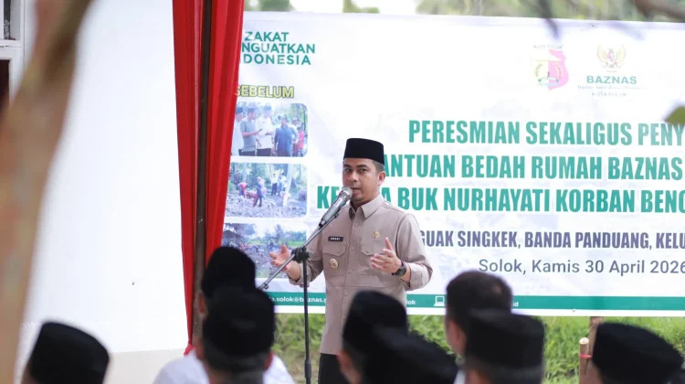 Pemko Solok Serahkan Kunci Rumah Hasil Bedah BAZNAS untuk Korban Kebakaran