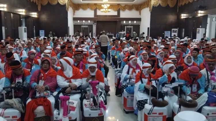 Jemaah Calon Haji Kloter 7 Asal Kota PariamanTerbang menuju Madinah