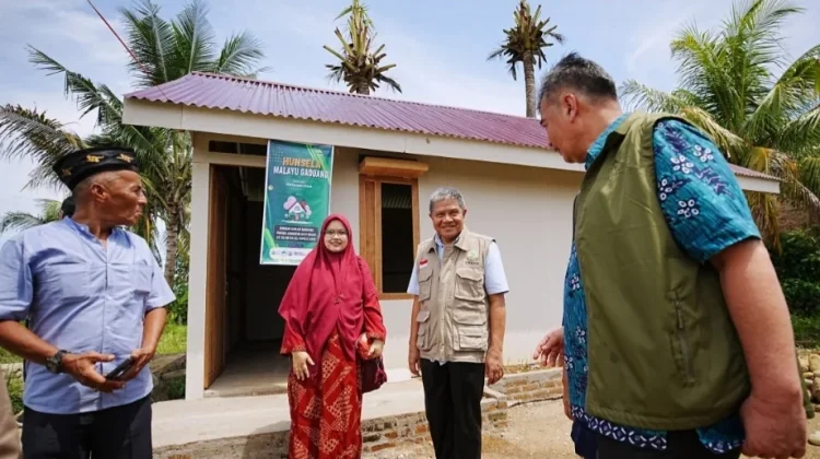 Unand Serahkan Hunsela untuk Korban Bencana Piai Kota Padang