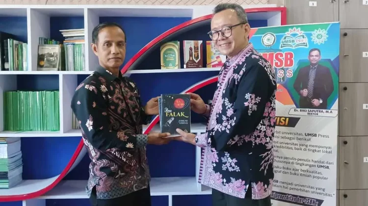 Dr. Firdaus, M.H.I: Sumbangkan Buku Karya Sendiri untuk Pustaka UM Sumatera Barat