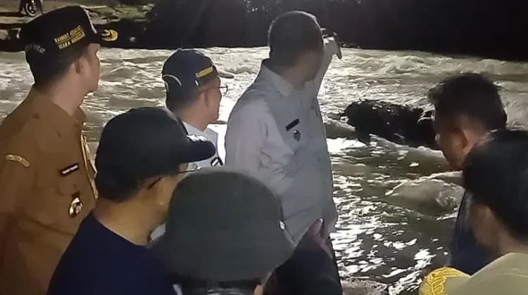 Bupati Padang Pariaman Perintahkan Pembangunan Jembatan Darurat di Batang Anai