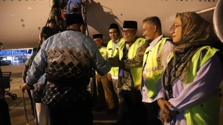 Bupati Pasbar Kawal Jamaah Haji Bertolak ke Tanah Suci