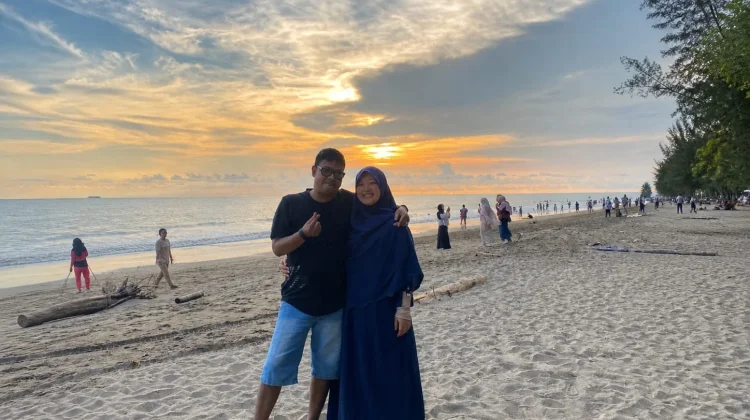 Menikmati Sunset saat Langit Berubah Jadi Lukisan
